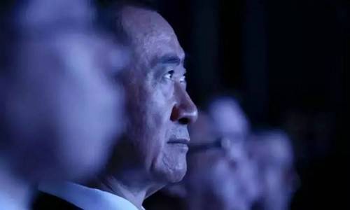 “萬達線上線下融合往哪個方向走呢？我可以給大家透露自己的想法，主要是我們人工智能上的想法，現在隨著人工智能的發(fā)展，人臉識別越來越精準，精準識別為我們的應用打開基礎，我們進門就自動掃……所以我們主要的研究方向就是人工智能，并且將大量實施。”