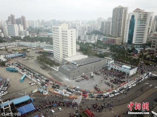 2018年2月21日，海南省海口秀英港、新海港、南港三大港口迎來客流高峰。自2月18日開始，瓊州海峽出現(xiàn)罕見連續(xù)大霧天氣，導致瓊州海峽多次停航，造成大量準備通過瓊州海峽出島的車輛滯留，周邊多個路段擁堵嚴重。海口市交警發(fā)布數(shù)據(jù)顯示，截至21日8時，海口市各港口等待過海的小汽車共計9612輛。海南省啟動了港口滯港應急一級處置預案，全力以赴疏導瓊州海峽車輛滯港問題。圖片來源：視覺中國 文字來源：新華網(wǎng)