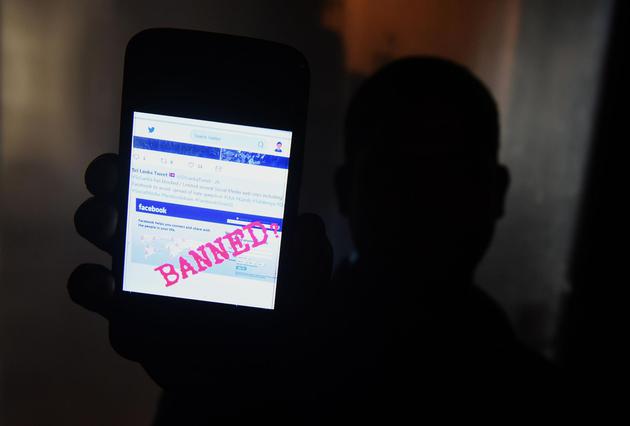 因Facebook和WhatsApp平臺上出現(xiàn)攻擊該國穆斯林的言論，斯里蘭卡封鎖這兩個應(yīng)用長達三天時間。當Facebook無視斯里蘭卡政府以及非政府組織要求控制種族及民族主義者帳號發(fā)表仇恨言論之后，斯里蘭卡最終采取了封禁措施。平臺上的仇恨言論導(dǎo)致該國內(nèi)發(fā)生了致命的反穆斯林暴亂。