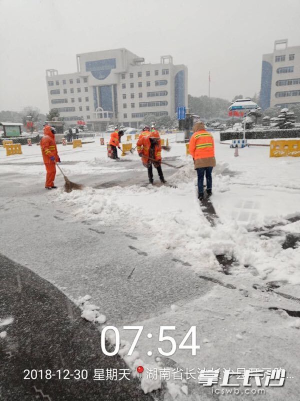 星城一夜“白” 道路結冰黃色預警發布 長沙多部門連夜應急處置