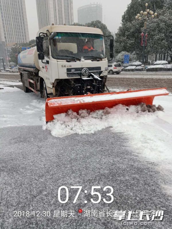 星城一夜“白” 道路結冰黃色預警發布 長沙多部門連夜應急處置