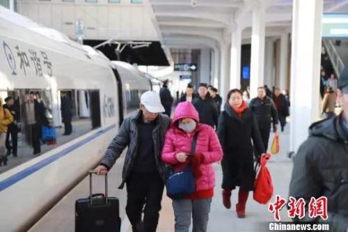資料圖：正在準備上車的旅客。張學鵬 攝