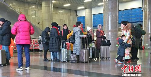 資料圖：北京西站正在候車的旅客。姚露 攝