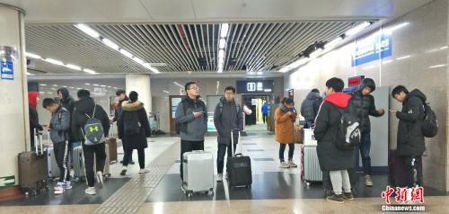 資料圖：正在車站內候車的旅客。姚露 攝