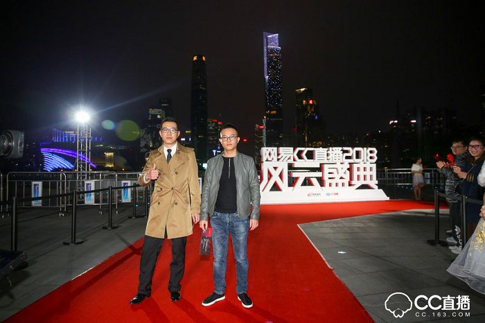 除此之外,網(wǎng)易CC直播對盛典現(xiàn)場也做了很多別出心裁的設計,現(xiàn)場分為互動區(qū)、采訪區(qū)以及主題舞臺區(qū)。值得注意的是在互動區(qū)域,CC3D小金人通過投影技術,實現(xiàn)不同的效果體驗,增強現(xiàn)場粉絲與主播的實時互動。在現(xiàn)場引起眾多粉絲駐足觀看的還有發(fā)光秋千,頗具創(chuàng)意的燈光效果設計引發(fā)了眾多粉絲拍照發(fā)微博以及朋友圈,分享實時動態(tài)。