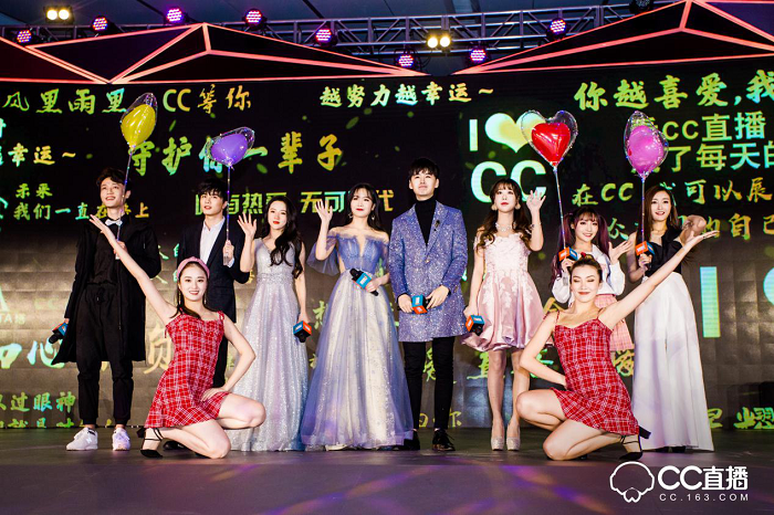 除此之外,網(wǎng)易CC直播對盛典現(xiàn)場也做了很多別出心裁的設計,現(xiàn)場分為互動區(qū)、采訪區(qū)以及主題舞臺區(qū)。值得注意的是在互動區(qū)域,CC3D小金人通過投影技術,實現(xiàn)不同的效果體驗,增強現(xiàn)場粉絲與主播的實時互動。在現(xiàn)場引起眾多粉絲駐足觀看的還有發(fā)光秋千,頗具創(chuàng)意的燈光效果設計引發(fā)了眾多粉絲拍照發(fā)微博以及朋友圈,分享實時動態(tài)。
