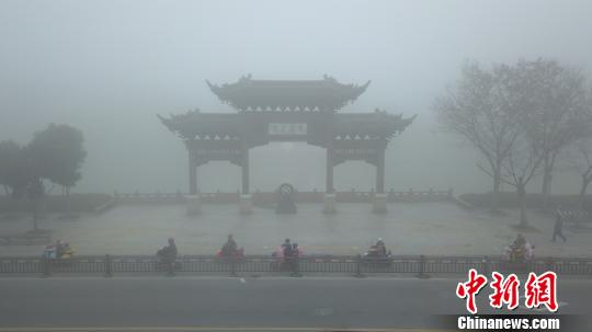 江蘇發布今年首個大霧紅警 多地能見度小于50米