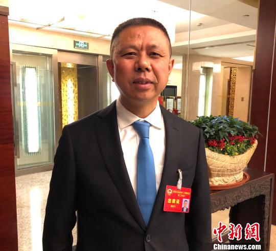  14日，正在南京參加江蘇省“兩會(huì)”的江蘇省政協(xié)常委、天合光能股份有限公司董事長(zhǎng)高紀(jì)凡接受中新網(wǎng)記者采訪。　朱曉穎　攝