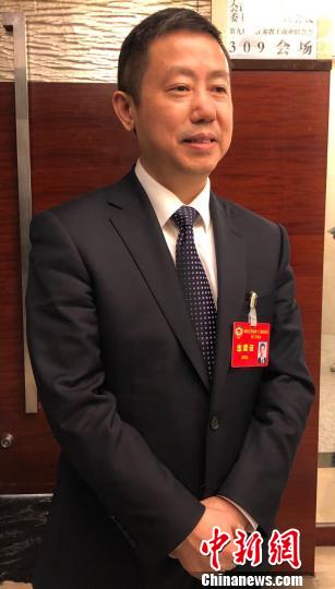 14日，正在南京參加江蘇省“兩會(huì)”的江蘇省政協(xié)常委、紅豆集團(tuán)董事局主席兼CEO周海江接受中新網(wǎng)記者采訪。　朱曉穎 攝