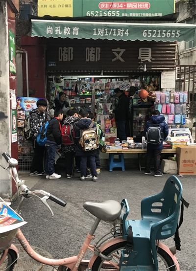 小學(xué)生正在玩游戲，最左邊為“運(yùn)營者”