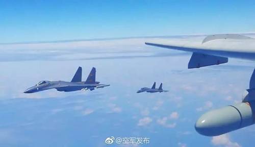 資料圖片：2018年4月19日，空軍組織多架轟炸機(jī)、偵察機(jī)成體系“繞島巡航”。（@空軍發(fā)布）