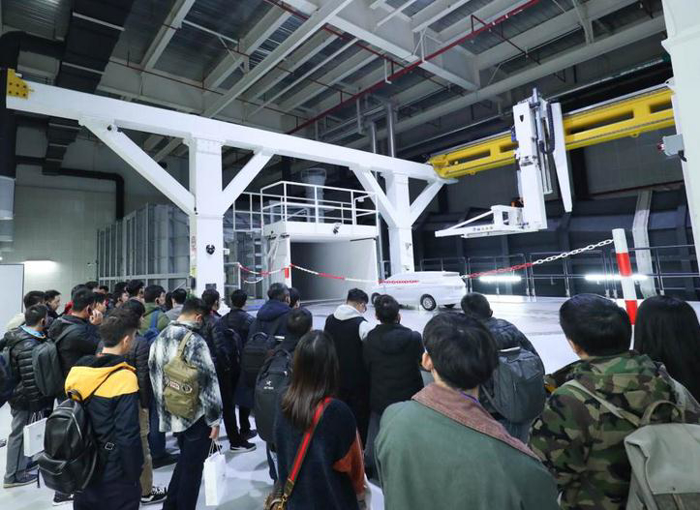 泛亞金橋園區(qū)于今年4月正式投入使用，聚焦于未來前瞻設計、造型及工程研發(fā)能力的提升，擁有前瞻及造型設計開發(fā)、軟件中心、前期架構開發(fā)、縮比模型風洞、電子電器開發(fā)等眾多關鍵研發(fā)設備。目前研發(fā)體系已形成1個泛亞，2個園區(qū)（金橋園區(qū)-工程協(xié)同、造型設計及軟件開發(fā)園區(qū)；唐鎮(zhèn)園區(qū)-整車及子系統(tǒng)、零部件開發(fā)驗證園區(qū)），3個分中心（沈陽、煙臺、武漢），4個試驗基地（廣德試車場、黑河寒區(qū)試驗基地、吐魯番熱區(qū)試驗基地和格爾木高原試驗基地）的布局。